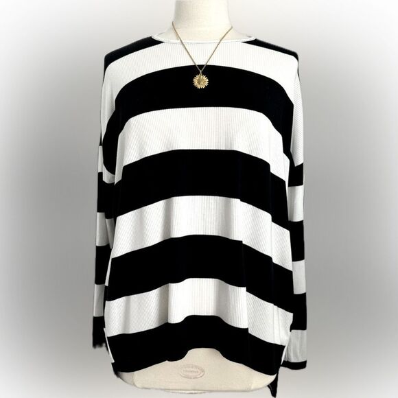 Timeless! Cherish black & white soft & flowy top! - Picture 7 of 13